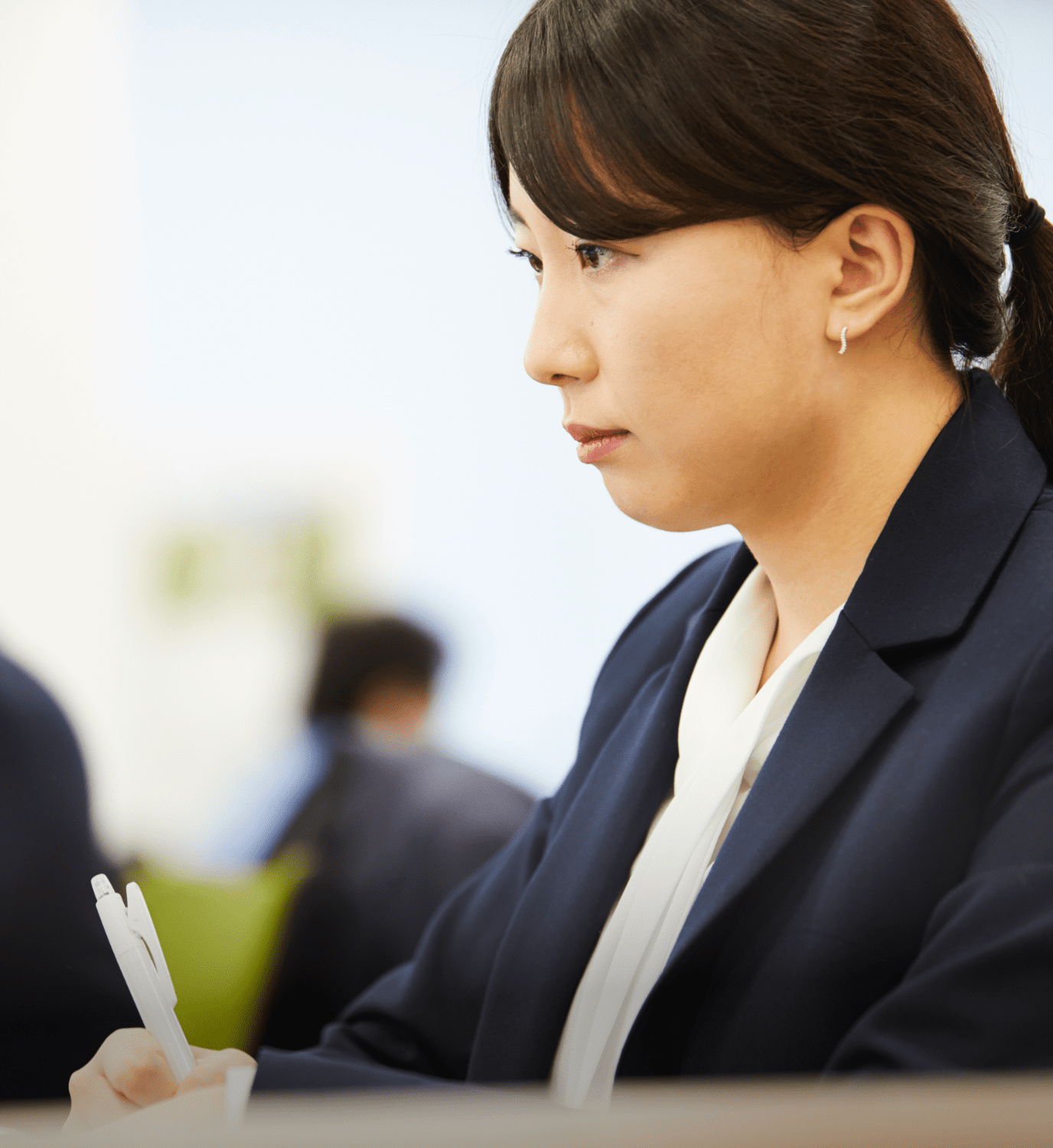 上司や先輩の仕事を身近で見ながら、自身の課題と向き合う日々。向上心の高い先輩方が集まるこのグループで、弱点を克服しながら、知識や経験を蓄えていきたい。