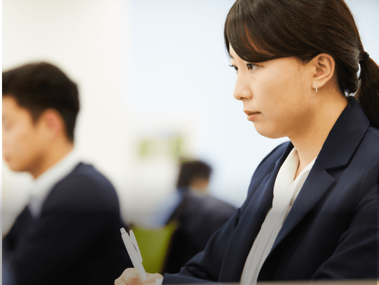 朝一、メールにて進行中業務の連絡。正確に伝わるよう、簡潔にわかりやすい文章を心がけます。